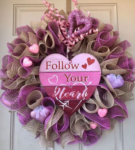 Follow Your Heart Valentine Wreath! Valentine Mesh Wreaths, Couronne Diy, Heart Shaped Wreath, Saint Valentin Diy, Diy Valentines Day Wreath, Valentines Bricolage, Valentine Wreath Diy, Valentine's Day Wreath, Deco Wreaths