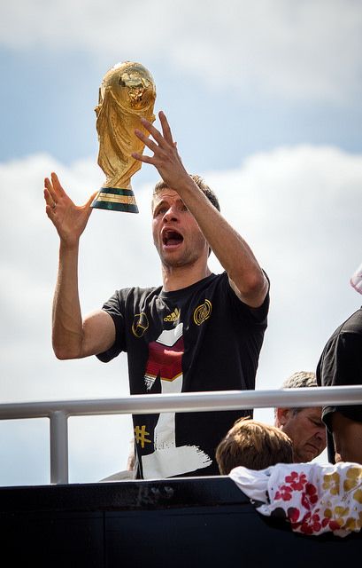 Watch out, Thomas, this cup is so hard to get.. Lol Thomas Muller Pfp, Germany World Cup Wallpaper, Thomas Tuchel Bayern Munich, Thomas Muller World Cup 2014, Germany National Football Team, Bayern Munchen, Thomas Muller, Bayer Munich, German National Team