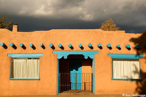 Adobe front Modern Adobe, New Mexico Style, Adobe Home, Mud House, Adobe House, Taos New Mexico, Pintura Exterior, Santa Fe Style, Vernacular Architecture