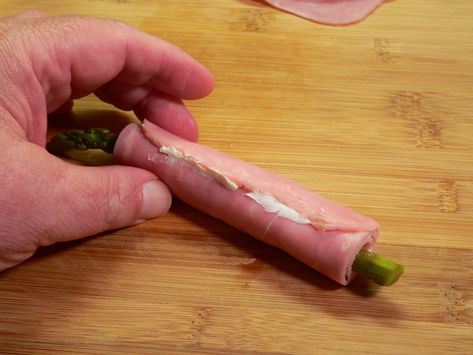 Ham and Asparagus Rollups : Taste of Southern Asparagus Cream Cheese Rolls, Ham Cream Cheese Asparagus Roll Ups, Ham And Asparagus Roll Ups, Ham Wrapped Asparagus, Asparagus Roll Ups Appetizers, Pickled Asparagus Appetizer, Lunch Meat Wraps, Rollups Appetizers, Ham Appetizers