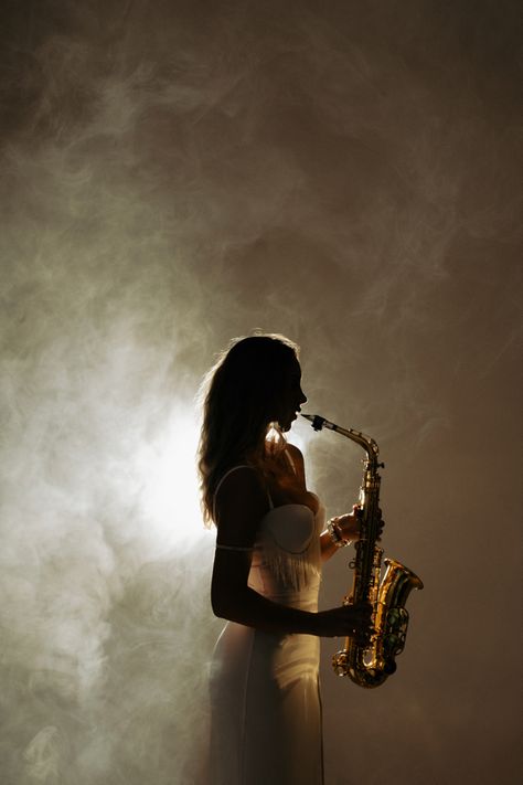 #saxophone #saxgirl #jessicasax #fashion #girl #portrait #ideen Jazz Saxophone Aesthetic, Saxophonist Aesthetic, Tenor Saxophone Aesthetic, Saxophone Senior Pictures, Alto Saxophone Aesthetic, Trumpet Photoshoot, Saxophone Photoshoot, Sax Aesthetic, Saxophone Aesthetic