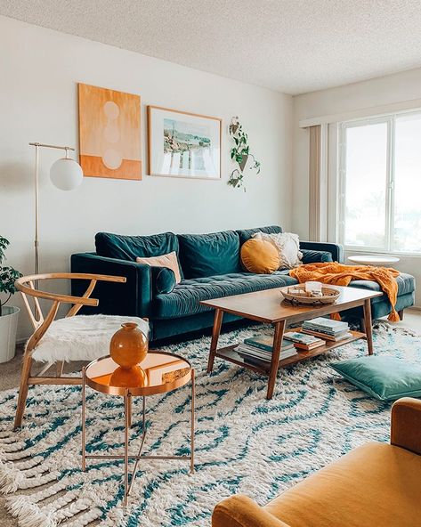 Small Space Squad Home Tour: Inside the Colorful and Cozy home of photographer Arielle Vey. @ariellevey #smallspaces #tinyhouse #livesmall #smallspacesquad #hometour #housetour #minimalist #minimalism #boho #bohemian #bohostyle #sandiego #sandiegoapartment Colourful Living Room, Living Room Decor Apartment, Living Room Inspo, A Living Room, Apartment Living Room, Minimalist Living Room, Cozy Living Rooms, Small Living Room, Design Living