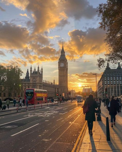 England Vision Board, Long Trip Aesthetic, Travel To London Aesthetic, England Vibes Aesthetic, Autumn Aesthetic London, Dream Life London, Uk Vision Board, Autumn In London Aesthetic, Sunset In London