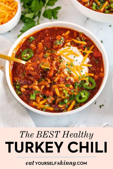 The BEST Healthy Turkey Chili recipe full of fresh veggies, lean ground turkey and packed with flavor for the perfect cozy weekend meal! Thanksgiving Turkey Chili, Lean Chili Recipe, Chili Healthy Recipe, Healthy Chilli Recipe Clean Eating, Best Healthy Chili Recipe, Chilli Recipe Ground Turkey, Healthy Red Chili, Fall Turkey Recipes, Ground Turkey Chile