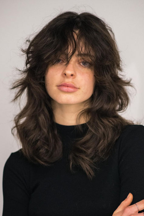 Middle Length Hair Wolfcut, Layered Hair Medium Wavy Curly, Medium Wolf Cut With Curtain Bangs, Wolf Hairstyle Women, 90s Wolf Cut Hair, Medium Length Haircut Wolf Cut, Mid Length Haircut Wavy Hair, Medium Wolf Cut Women, Wolf Cut Wavy Hair Medium