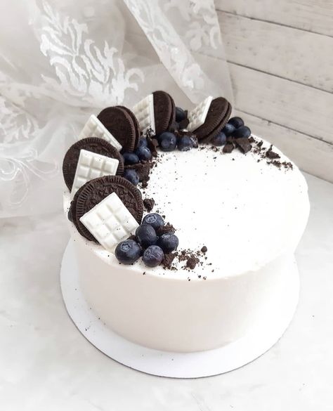 Oreo Cake Designs Birthday, Simple Oreo Cake Design, Simple White Cake Decoration, Oreo Cake Decoration, Simple White Cake Design, Oreo Cake Decorating Ideas, Oreo Cake Designs, White Chocolate Cake Decoration, Cake Design 2023