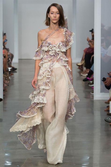 Romantic Ruffles for a Spring Wedding - Style Guide The Lane Vogue Catwalk, Runway 2020, Rok Midi, Sandal Tali, Fashion Week Trends, Catwalk Models, Fest Outfits, Zimmermann Dress, British Vogue