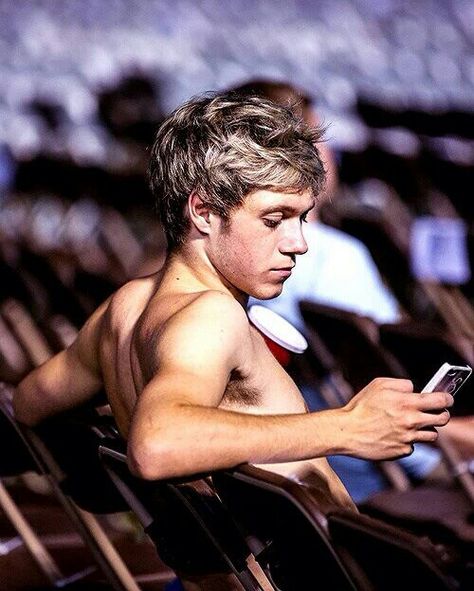 Shirtless Niall Horan yes please Niall Horan Baby, Gambar One Direction, One Direction Photos, Irish Princess, Irish Boys, Frat Boy, James Horan, One Direction Pictures, 1d And 5sos