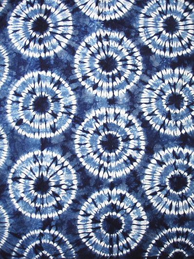 Textiles Indigo Tie Dye Pattern, Tie Dye Patterns Diy, Fabric Dyeing Techniques, Shibori Designs, Shibori Fabric, Shibori Pattern, Afrique Art, Tie Dye Crafts, Tie Dye Fashion