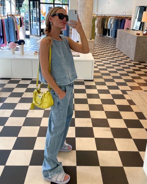 Tin Vcb op Instagram: "Not me obsessing over this double denim outfit. I did go back for it 🥰 loved it in combination with the yellow prada. Giving me Y2K vibes…" All Denim Outfit, Double Denim Outfit, Quoi Porter, All Jeans, Double Denim, Fashion Hacks, Not Me, Denim Outfit, Outfits Casuales