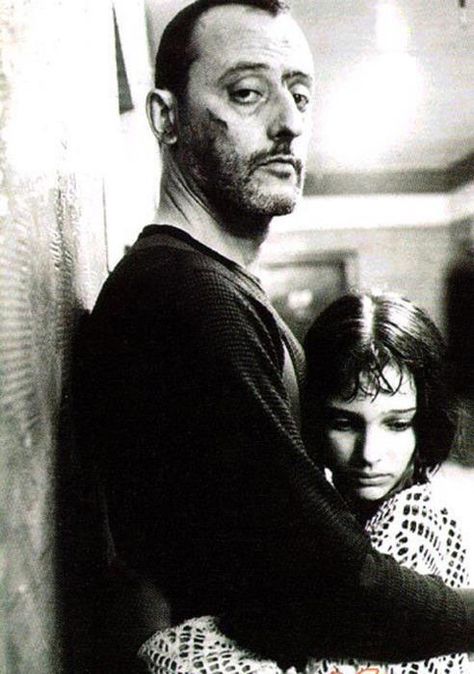 Jean Reno and Natalie Portman (Leon-Mathilda) Jean Reno Natalie Portman, Natalie Portman Leon, Natalie Portman Star Wars, Mathilda Lando, Luc Besson, Jean Reno, Septième Art, I Love Cinema, Black And White Photograph