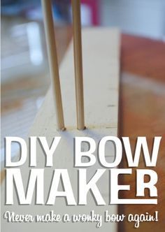 Diy Bow Maker, Bow Board, Bow Making Tutorials, Diy Wreath Bow, Bow Maker, Homemade Bows, Bows Diy Ribbon, Christmas Hair Bows, Wooden Bow