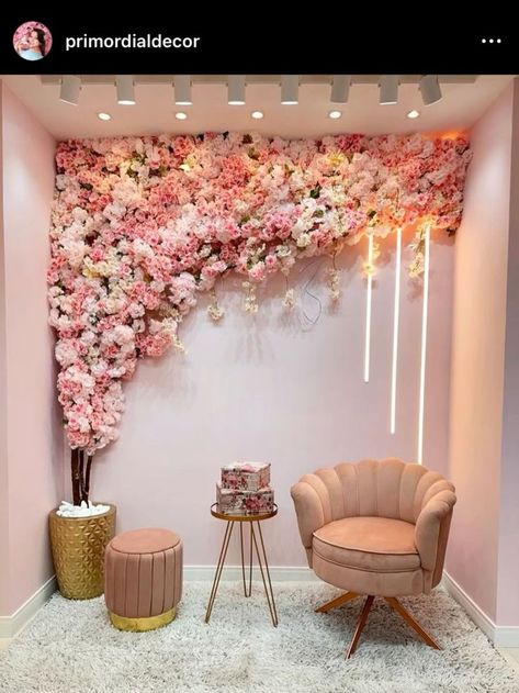 Pink Flowers Home Decor, Floral Salon Decor, Makeup Studio Design Ideas, Nail Studio Design Interior, Garage Esthetician Room, Accent Wall Salon, Salon Accent Wall Ideas, Flower Wall Living Room, Makeup Suite Decor