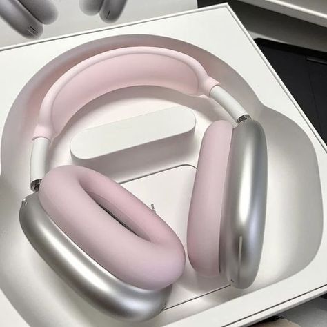 🩷CC: @destinyjosie0 link: https://amzn.to/482Qlzm https://amzn.to/48ch7Fu Airpods Max Pink, Fone Apple, Carcase Iphone, Cute Headphones, Pink Lifestyle, Airpods Max, Iphone Obsession, Pink Girly Things, Active Noise Cancellation