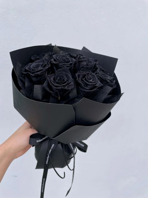 Black Rose Flower Bouquets, Black Rose Bouquet Gift, Black Flowers Arrangement, Black Rose Bouquet Aesthetic, Black Rose Arrangements, Black Bouquet Flowers, Black Bouquet Wedding, Manly Flowers, Black Birthday Aesthetic