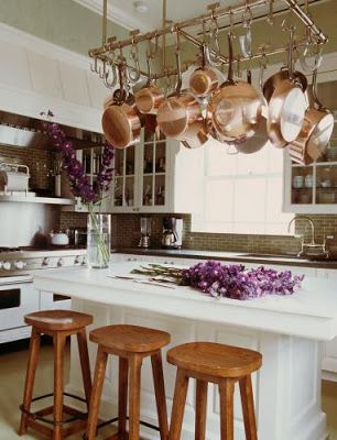 Kitchens with pot racks via belle vivir blog Pan Storage, Pot Rack Hanging, Hanging Rack, Rack Kitchen, Classic Kitchen, Kitchen Pot, Pot Rack, Copper Kitchen, Hanging Pots