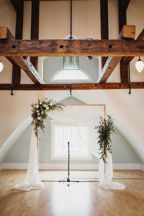 Square Wedding Alter, Minimal Wedding Arch Decor, Minimalistic Wedding Alter, Wedding Ideas Minimal, Minimilastic Wedding Decor, Minimal Wedding Ceremony Flowers, Elegant Arch Wedding, Minimal Wedding Decor Ceremony Backdrop, Minimal Wedding Arch Ideas