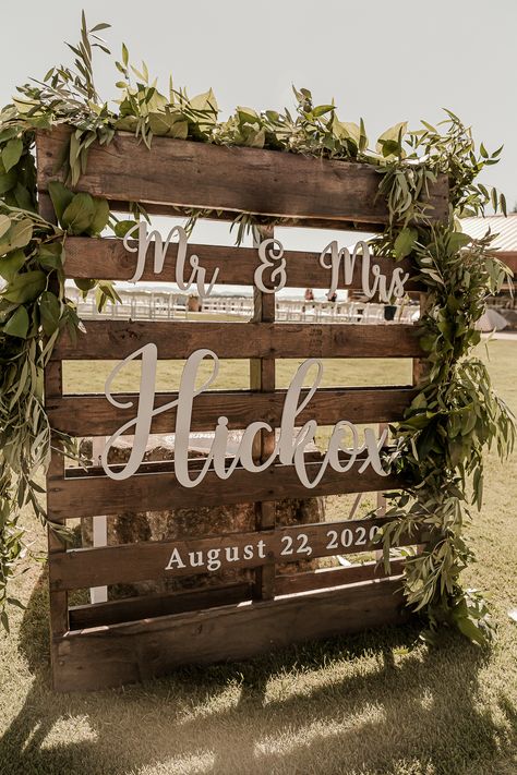 Rustic Outside Wedding Decor, Rustic Wedding Room Decor, Pallet Decor For Wedding, Farm Inspired Wedding, Rustic Wedding Pallet Ideas, Pallet For Wedding Decor, Shutters Wedding Decor, Diy Farm Wedding Decorations, Farm Wedding Alter