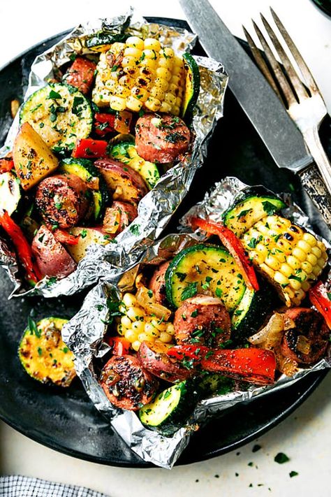 Camping Menu, Paleo Camping Meals, Paleo Camping Food, Paleo Camping, Vegetarian Camping, Camping Food List, Healthy Camping Food, Camping Dishes, Foil Dinners