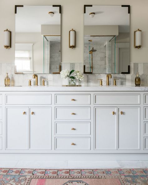 Kate Marker Interiors on Instagram: “The holiday hangover is real! I hope everyone had a wonderful weekend filled with many laughs and love. #lifeofthepartyclient…” Gold Bathroom Decor, Kate Marker Interiors, Loft Interior, Transitional Bathroom, Deco Boheme, Gold Bathroom, Minimalist Bathroom, White Bathroom, Architect Design