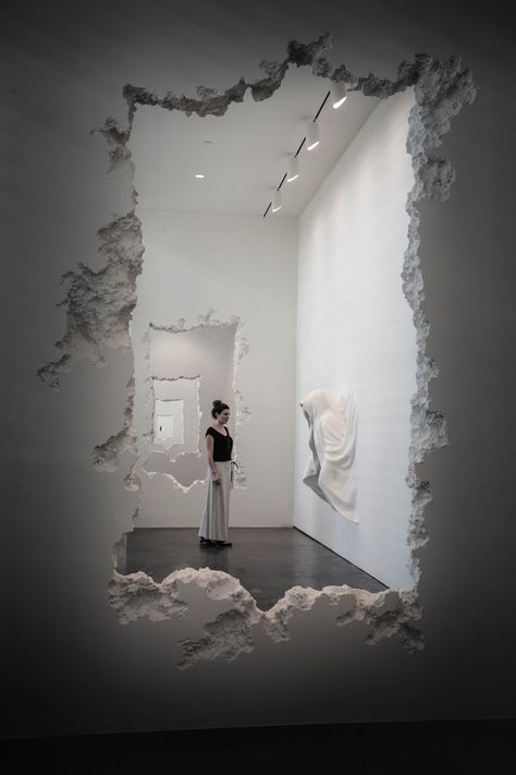 In his latest exhibition, "The Future Was Then,"  Daniel Arsham (previously here and here) carved a path through the SCAD Museum of Art's Pamela Elaine Poetter Gallery utilizing a series of faux concrete walls. The 300-foot-long series of walls starts with the cutout of an abstract shape roughly the Daniel Arsham, Wall Installation, Sculpture Installation, A Mirror, Art Plastique, Art Sculpture, Art Abstrait, College Art, Exhibition Design