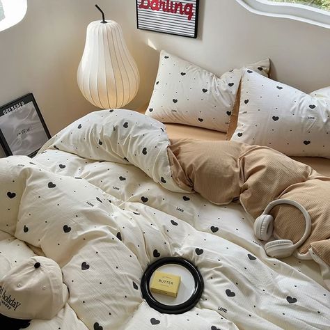 light beige duvet cover with black hearts pattern print with matching sham set bedding roomtery Duvet Cover Sets Aesthetic, Cute Bed Sheets Aesthetic, Comforter Sets Aesthetic, Bed Sheets Ideas Bedrooms, Cute Bedsheet, Aesthetic Bedsheets, Hearts Bedding, Bed Sheets Aesthetic, E Girl Room