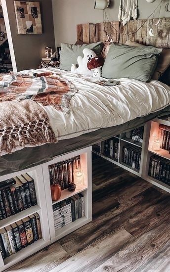 Bed With Walls Around It, Small Room Decor Aesthetic Ideas, Small Room With Bookshelves, Diy Shelving Ideas For Bedroom, Booktok Room Aesthetic, Book Room Ideas Bedrooms, Bookshelf Around Bed, Beds With Bookshelves, Room Makeover Bedroom Inspiration