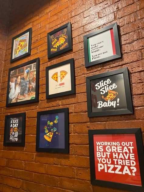 Food Frames On Wall, Pizzeria Decoration Ideas, Pizza Shop Decor Ideas, Pizza Shop Decor, Pizza Shop Ideas, Pizza Shop Interior Modern, Pizza Decoration Ideas, Pizza Parlor Aesthetic, Italian Deli Design