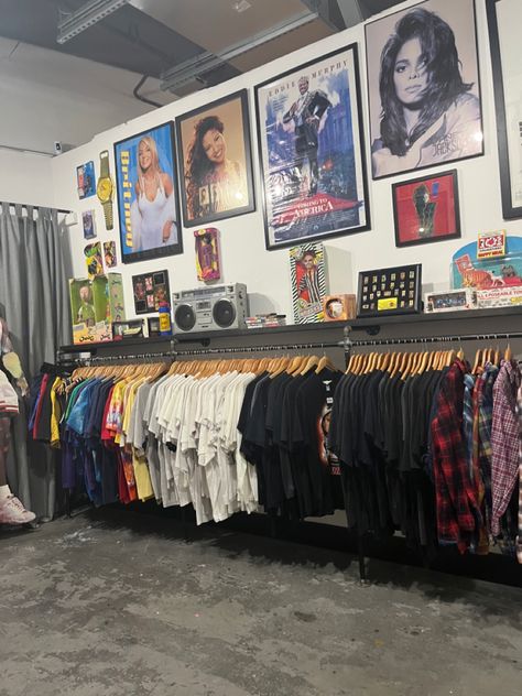 Thrift Store Interior Design Ideas, Small Clothing Store Ideas, Y2k Store Interior, Streetwear Store Interior, Vintage Thrift Shop Aesthetic, Vintage Boutique Interior, Vintage Clothing Display, Vintage Store Ideas, Print Shop Design