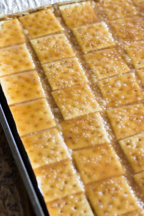 Saltine Cracker Recipes, Saltine Cracker Candy, Saltine Cracker Toffee, Cracker Dessert, Sugar Spun Run, Saltine Cracker, Saltine Toffee, Cracker Candy, Easy Candy Recipes