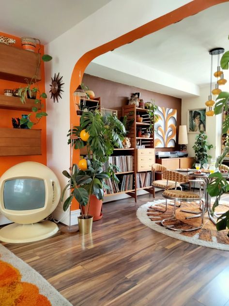 70s Living Room, 70s Interior Design, Lots Of Plants, 70s House, 70s Interior, Retro Interior Design, 70s Home, 70s Home Decor, Retro Living Rooms