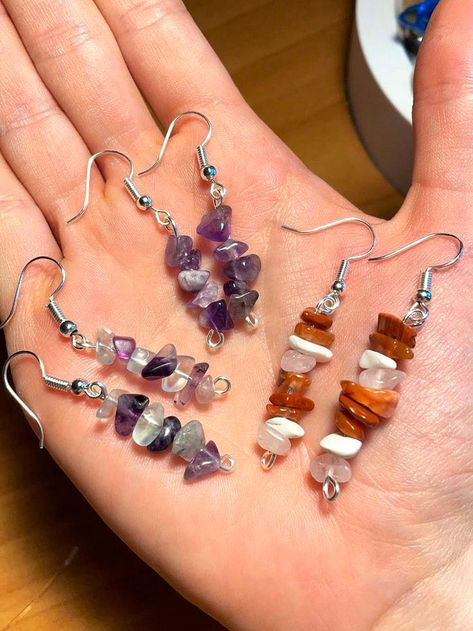 Earing Ideas Aesthetic, Dangle Crystal Earrings, Homemade Dangle Earrings, Crystal Chip Jewelry Ideas, Crystal Wrapped Earrings, Home Made Earrings Diy, How To Make Dangly Earrings, Boho Dangle Earrings, Beaded Jewelry Crystal