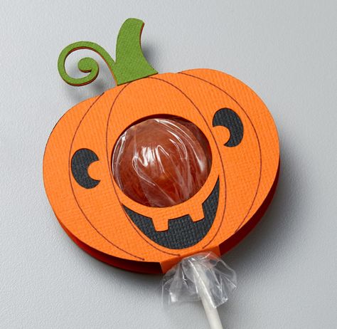 Candy Holder Diy, Halloween Treat Ideas, Halloween Food Crafts, Halloween Tree Decorations, Halloween Lollipop, Halloween Gift Baskets, Lollipop Holder, Halloween Treats For Kids, Halloween Paper Crafts