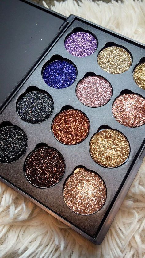 Glitter Eyeshadow Looks, Eye Makeup Trends, Makeup Pallets, Glitter Eyeshadow Palette, Eye Makeup Brushes, Hooded Eyes, Luxury Makeup, Makeup Items, Glitter Eyeshadow