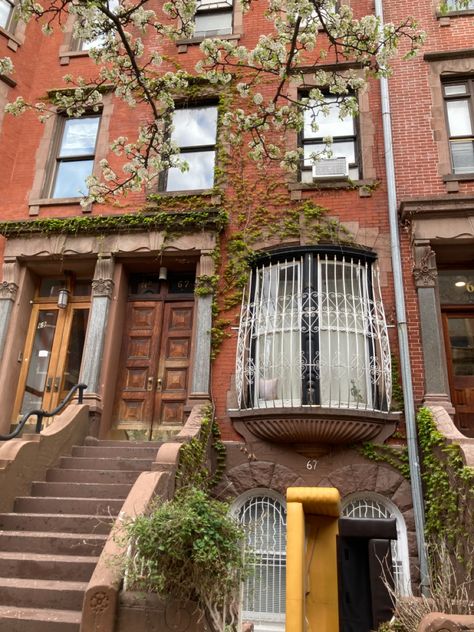 Upper west side New York City, brown stone home in the spring white cherry blossoms, aesthetic with white gate New York Apartment Aesthetic, Nyc Apartment Aesthetic, Apartment Outside, Apartamento New York, Appartement New York, Upper West Side New York, West Side New York, Nyc House, Apartment Exterior