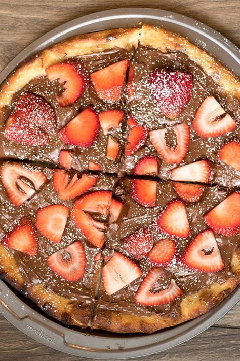 Strawberry Nutella Pizza Strawberry Pizza, Nutella Snacks, Nutella Muffin, Nutella Pizza, Nutella Recipes Easy, Honey Butter Recipe, Chocolate Cake Recipes, Strawberry Nutella, Pizza Chef