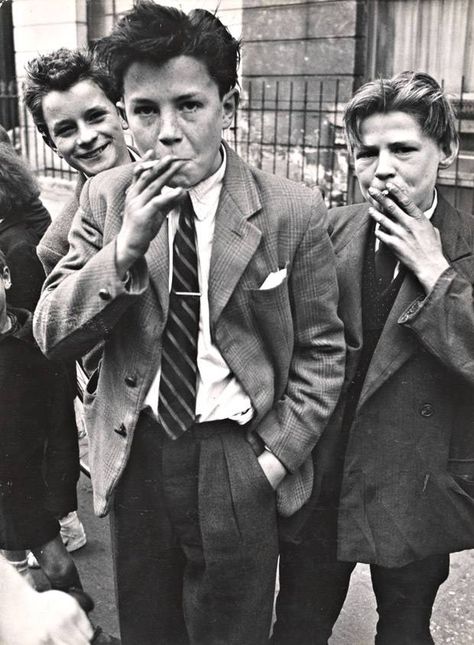 Very young Teddy Boys. Photo: Roger Mayne Vivian Maier, Roger Mayne, Zoot Suits, North Kensington, Teddy Girl, Hippie Man, Fotografi Vintage, Teddy Boys, Street Kids