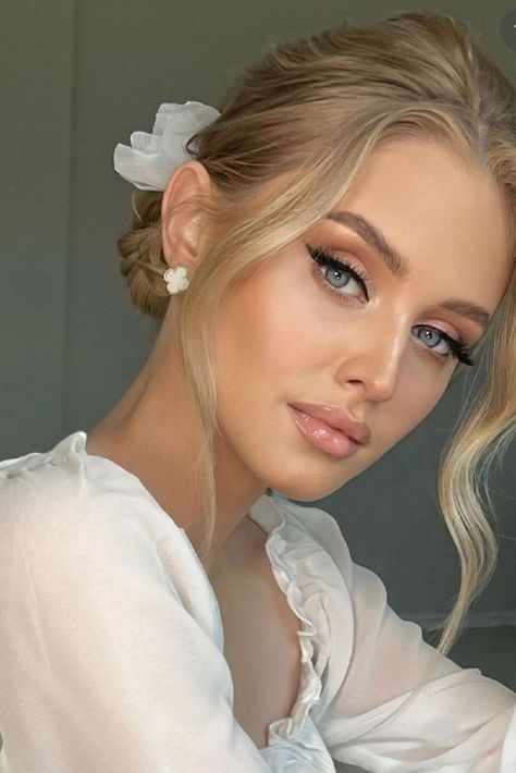 Blonde Hair and Beautiful Accessories Bride Makeup Romantic, Winged Eyeliner Natural Makeup, Soft Wedding Makeup For Pale Skin, Glam Makeup For Pale Skin, Golden Bride Makeup, Natural Smokey Eye Makeup Blue Eyes, Round Face Bridal Makeup, Classy Makeup Elegant, Wedding Makeup Gold