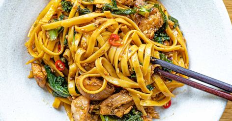 Garlic Chilli Noodles Chilli Noodles, Chilli Garlic Noodles, Stir Fried Noodles, Thai Pad, Pad See Ew, Kale Pasta, Chicken Noodle Recipes, Noodle Dish, Garlic Noodles