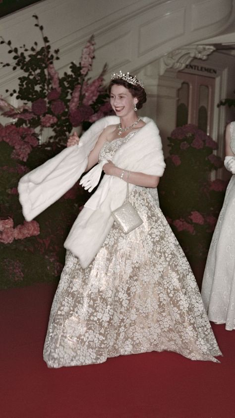 Regina Elisabetta Aesthetic, Queen Elizabeth White Dress, Queen Elizabeth Ii Dresses, Ratu Elizabeth, Queen Elizabeth Photos, Coronation Gown, Princesa Elizabeth, Young Queen Elizabeth, Rainha Elizabeth Ii