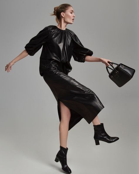 Nadja Bender ELLE Alemanha Andreas Ortner Fashion Editorial Editorial Fashion Photoshoot, Bag Model Photography, Bag Poses, Nadja Bender, Weird Poses, Bag Shoot, Vogue Poses, Photography Concepts, Supermodel Style