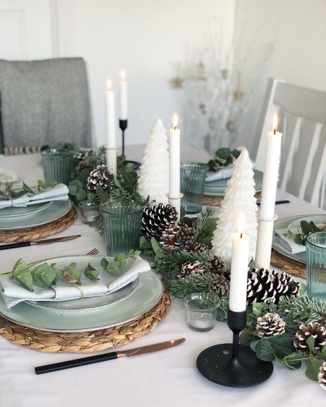 Green Xmas Table Setting, Copper Cutlery, Green Table Settings, Christmas Dinner Table Settings, Aqua Christmas, Gold Table Setting, Xmas Table Decorations, Xmas Candles, Teal Christmas