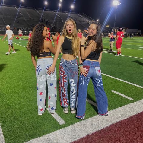 Homecoming Jeans Ideas, School Spirit Outfit, Senior Painted Jeans, Senior Scrapbook Ideas, Senior Pants, Football Game Outfit Highschool, Aesthetic Late Night, Senior Night Football, Senior Year Things