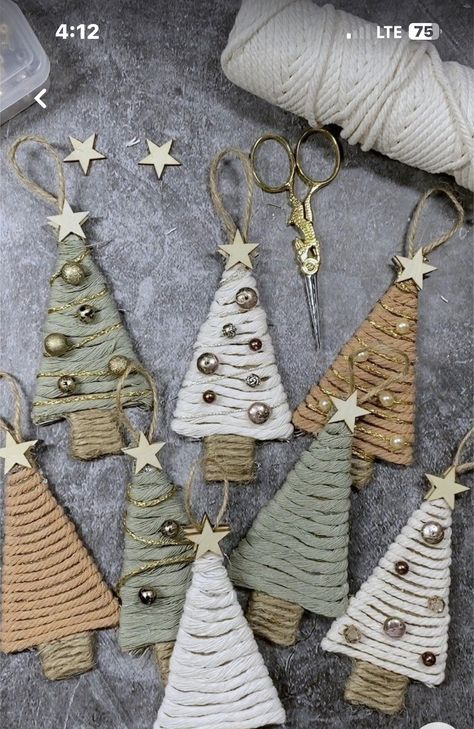 Classroom Christmas, Diy Christmas Tree Ornaments, Handmade Christmas Crafts, Small Christmas Trees, Holiday Crafts Christmas, Christmas Ornament Crafts, Christmas Crafts Decorations, Christmas Kitchen, Diy Christmas Tree