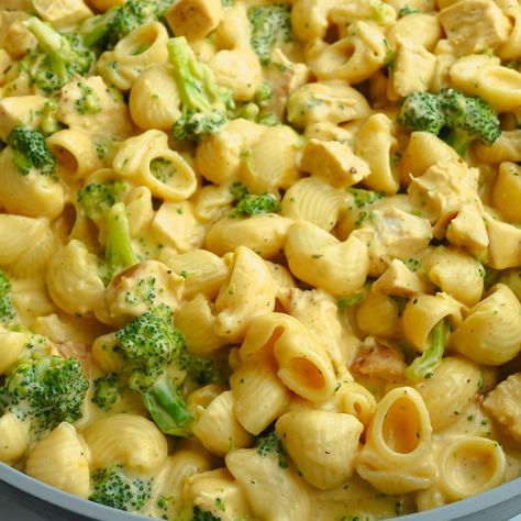 Broccoli Cheddar Mac and Cheese with Chicken | Eat Well With Lex Broccoli Cheddar Mac And Cheese, Mac And Cheese With Chicken, Broccoli Mac And Cheese, Brunch Appetizers, Cheddar Mac And Cheese, Broccoli Bake, Chicken Eating, Potato Bread, American Dishes