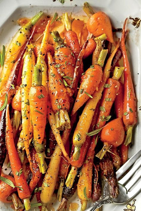 Orange-Ginger-Chile-Glazed Carrots |This vegetarian side packs quite a flavorful punch, while still being a low-calorie option. #holidayrecipes #vegetariandishes Christmas Eve Dinner Menu, Christmas Dinner Side Dishes, Christmas Dinner Sides, Christmas Side Dish Recipes, Vegetarian Christmas, Christmas Sides, Christmas Side Dishes, Christmas Dinner Menu, Christmas Eve Dinner