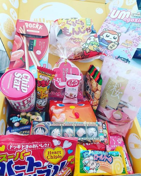 UmaiBox - Box mensuelle de friandises et snacks japonais ! Japanese Snacks Packaging, Snacks Japonais, Kawaii Snacks, Japan Snacks, Adorable Food, Japanese Candy Snacks, Valentine's Day Gift Baskets, Colorful Desserts, Cute Night Lights