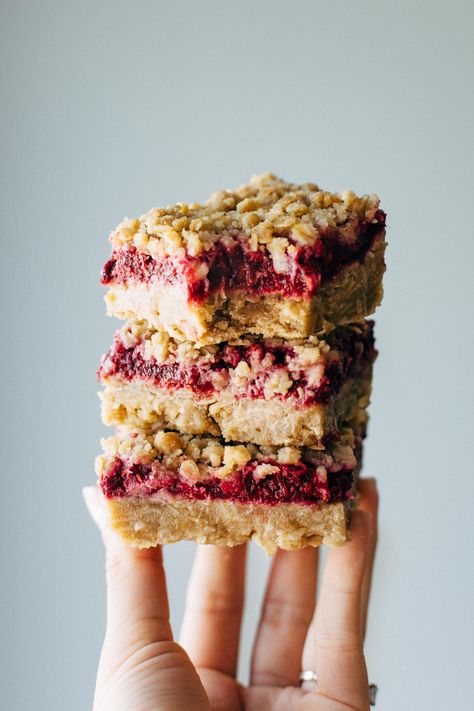 Cheap Fruit Desserts, Vegan Bars Dessert, Dessert Slice, Dessert Raspberry, Raspberry Crumble Bars, Shake Recipes Healthy, Vegan Bars, Raspberry Crumble, Raspberry Bars