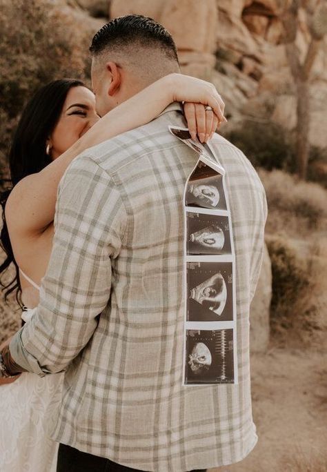 Photo Poses Couple, Pregnancy Announcement Photography, Couple Maternity Poses, Pregnancy Announcement Pictures, Maternity Picture Outfits, Couple Pose Ideas, Baby Bump Photoshoot, Fall Maternity Photos, Pregnancy Announcement Photoshoot