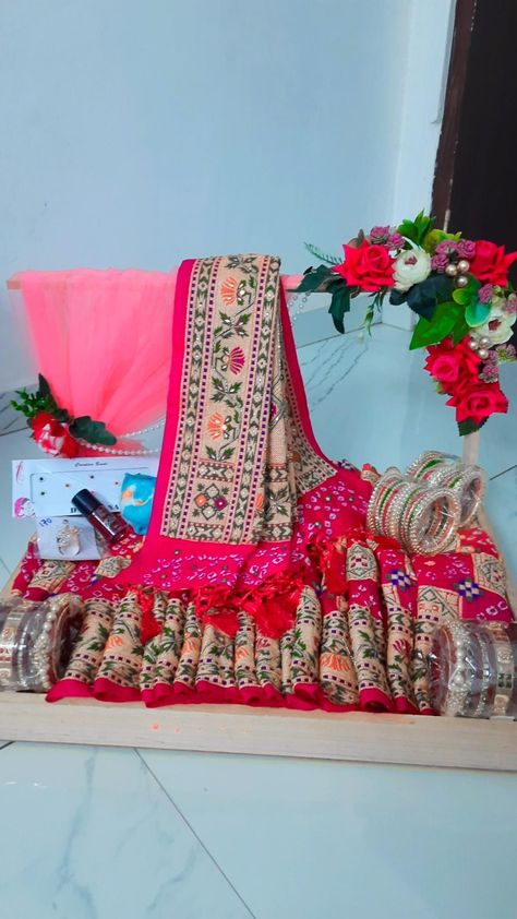 Chhab Decoration Idea, Cloth Packing Ideas For Wedding, Chhab Decoration, Saree Packing, Drawing Exhibition, Cloth Packing, Welcome Decoration, Wedding Packing, Engagement Mehndi